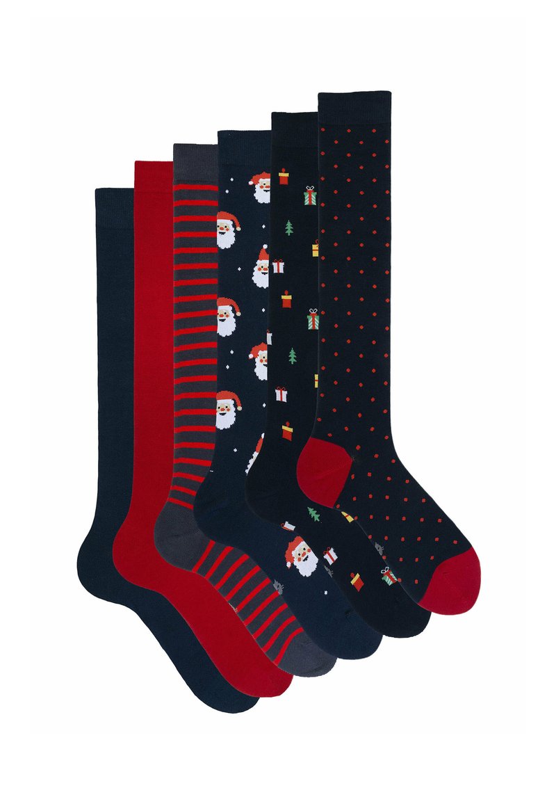 Set di sei paia di calzini con diversi design: tinta unita scura e rossa, a righe, motivi natalizi con Babbo Natale, regali e pois.