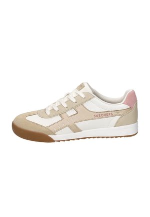 Baskets Skechers beige, blanches et roses avec lacets blancs, semelle en caoutchouc et bout en daim, vues de côté sur fond blanc.