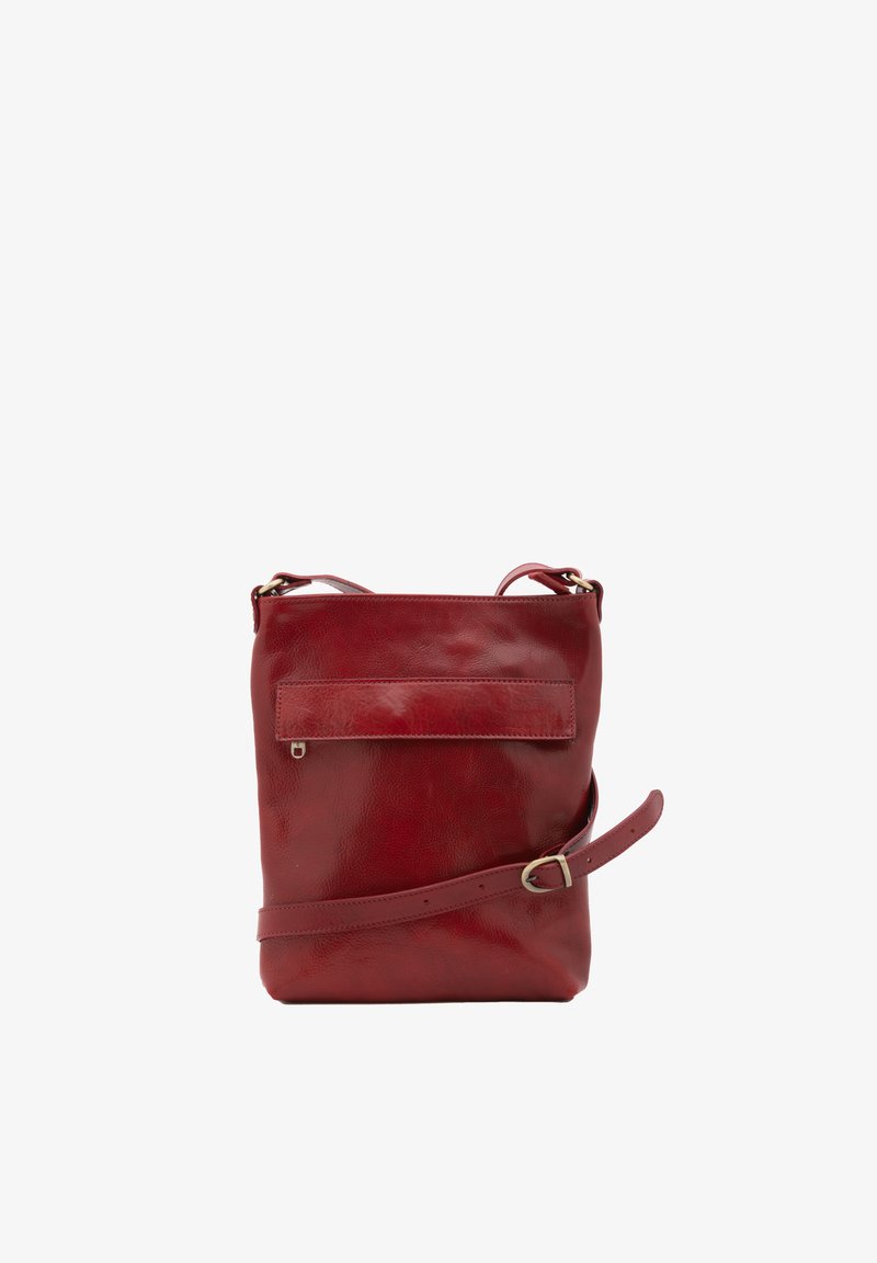 Sac bandoulière en cuir rouge avec poche zippée à l'avant et sangle réglable avec boucle argentée, sur fond blanc.