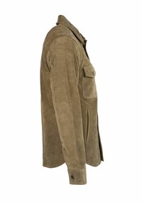Barna szarvasbőr dzseki gallérral, oldalzsebekkel és gombos mandzsettákkal. Puha textúrájú, szabott alakú, hogy testhezálló megjelenést biztosítson.