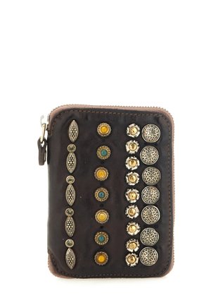 Piccola pochette marrone scuro con zip decorata con quattro file verticali di borchie metalliche varie in argento, oro e turchese.