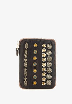 Piccola pochette marrone scuro con zip decorata con quattro file verticali di borchie metalliche varie in argento, oro e turchese.