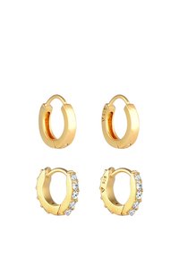 Boucles d'oreilles créoles dorées disponibles en deux styles : l'une est unie avec une finition lisse, et l'autre arbore cinq petites pierres claires le long du bord.