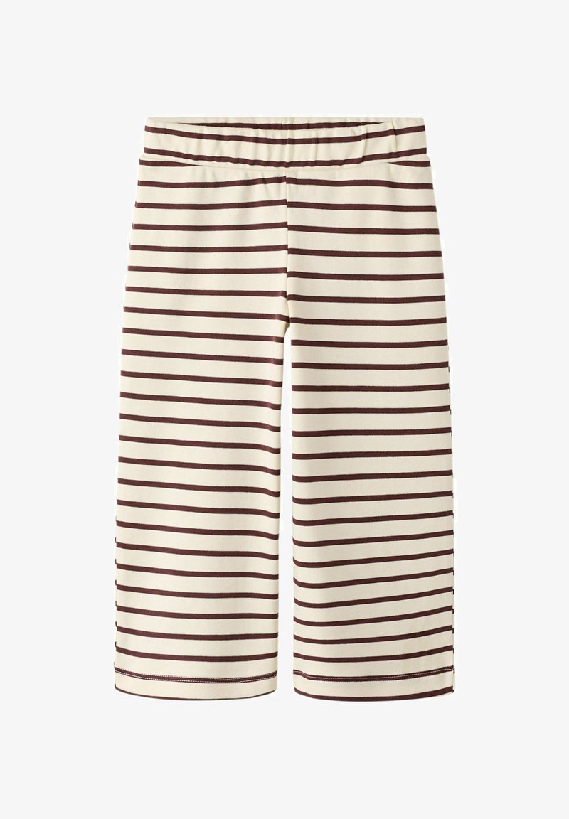 Shorts rayés jusqu'aux genoux en crème avec des rayures horizontales marron foncé, fabriqués dans un tissu doux et extensible avec une taille élastique.