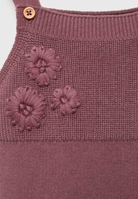 Pleteni top v zmerno mauve barvi, z avtentično cvetlično vezenino na treh mestih in lesenimi gumbi na naramnicah.