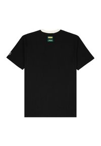 Sort T-shirt med korte ærmer og rund halsudskæring, med et grønt mærke på bagsiden og en hvid krave-accent. Glat bomuldsstof.
