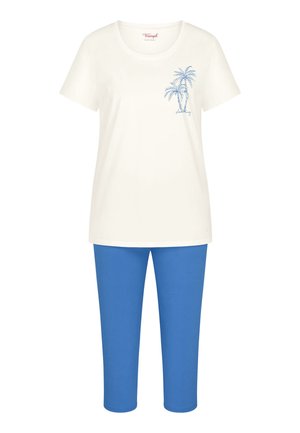 Biały top z krótkim rękawem z niebieskim nadrukiem palmy zestawiony z jednolitymi, niebieskimi spodniami o kroju cropped.