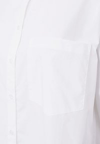 Witte button-up shirt met een borstzak, gemaakt van een gladde katoenen stof met een klassieke kraag en een ontspannen silhouet.