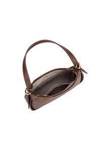 Borsa a mano in pelle marrone con forma strutturata, chiusura con zip e una singola tracolla regolabile. L'interno è rifinito con una fodera in tessuto chiaro e una tasca con zip.