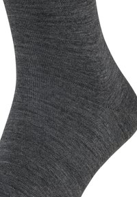 Grå crew-sok lavet af et materiale med medium struktur. Har en glat finish med et subtilt meleret mønster. Ribstrikket kant øverst.