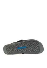 Sandale noire dotée d'une semelle en caoutchouc texturé avec un logo bleu. Sangle réglable pour un ajustement sécurisé. Accent discret imitation bois sur le bord extérieur.