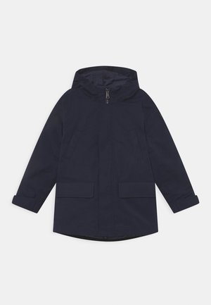 Marineblaue wasserdichte Jacke mit Kapuze, zwei Fronttaschen und durchgehendem Frontreißverschluss. Glatte Textur mit verstellbaren Bündchen.