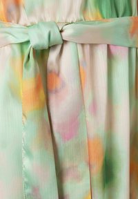 Leichtes Kleidergewebe mit einem pastellfarbenen Aquarellmuster in Grün, Orange und Pink, mit tailliertem Bund und sanften Falten.