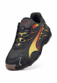 Schwarzer Mesh-Sneaker mit roten, gelben und orangen Flammenakzenten. Verfügt über einen gepolsterten Kragen, graue Schnürsenkel und eine Gummisohle.