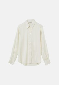 Blouse crème à manches longues avec un col classique, une fermeture à boutons sur le devant et un ourlet légèrement arrondi sur un fond uni.