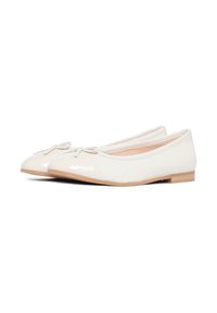 Ballet flats bianchi in vernice con punta arrotondata, caratterizzate da un piccolo fiocco sul davanti e un tacco in legno basso.