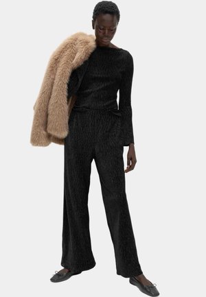 - Bluzka z długim rękawem