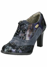 Scarpa con tacco alto e lacci, caratterizzata da un mix di materiali testurizzati blu scuro e viola, motivi floreali e un logo metallico decorativo.