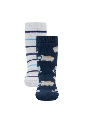 Zwei Kindersocken, eine graue mit marineblauen und blauen Streifen, die andere marineblau mit hellbraunen und weißen Auto-Mustern.