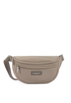 Sac banane Lancaster Paris couleur taupe avec poche zippée à l'avant et sangle réglable, conçu pour un port mains libres.