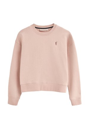 Różowy krótki sweter wykonany z miękkiego materiału, z okrągłym dekoltem, długimi rękawami i małym haftowanym logo na lewej piersi.