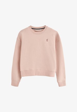 Różowy krótki sweter wykonany z miękkiego materiału, z okrągłym dekoltem, długimi rękawami i małym haftowanym logo na lewej piersi.