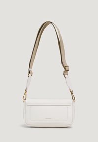 Bolso de hombro de cuero blanco con solapa frontal, correa ajustable beige y cierres de tono dorado, con la marca "Coccinelle" en el bolsillo frontal.
