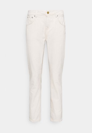 Weiße Slim-Fit-Jeans mit vorderen Taschen, Gürtelschlaufen und einem Messingknopfverschluss vor einfarbigem Hintergrund.