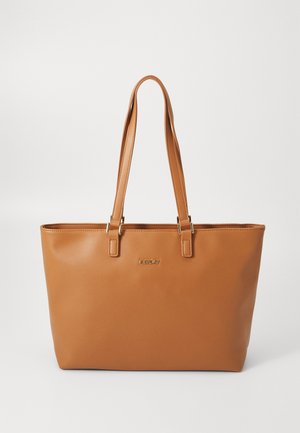 Bruine leren tote bag met gouden accenten en een geembosd logo. Voorzien van twee stevige handvatten en een gestructureerde rechthoekige vorm. Gladde textuur.