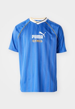 Kék rövid ujjú focimez függőleges csíkokkal, fehér és sárga részletekkel, valamint egy puma logóval. Könnyű, lélegző anyag.