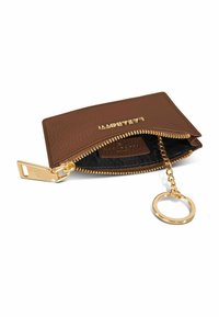 Portefeuille en cuir brun texturé avec fermeture éclair dorée et porte-clés en chaîne. Logo sur le devant et poche intérieure. Forme rectangulaire compacte.