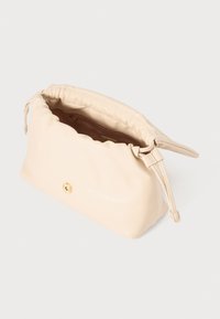 Borsa a mano in finta pelle beige con cima arricciata, accentuata da hardware dorato e texture liscia, dotata di una sola tracolla e design minimal.