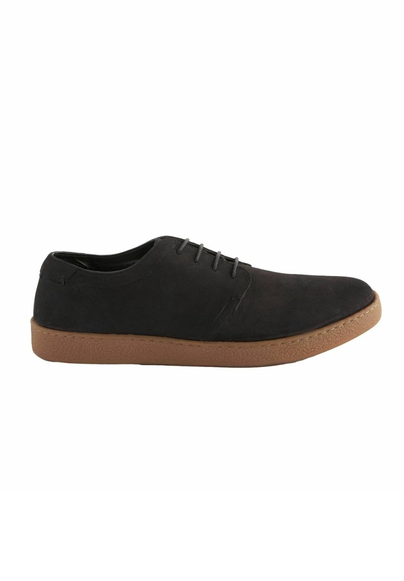 Chaussure à lacets en suède noir pour homme avec un profil bas et une semelle en caoutchouc épaisse couleur tabac, vue de côté sur fond blanc.
