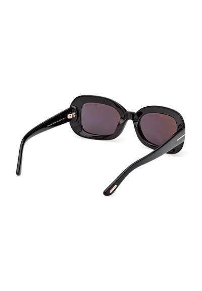 Lunettes de soleil noires à monture carrée oversize avec des verres teintés foncés et des branches épaisses, inclinées montrant à la fois les verres et les branches.