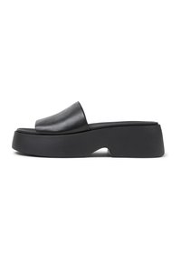 Sandales à plateforme noires avec un dessus en cuir lisse, un design large à enfiler et une semelle en caoutchouc épaisse avec un détail découpé.