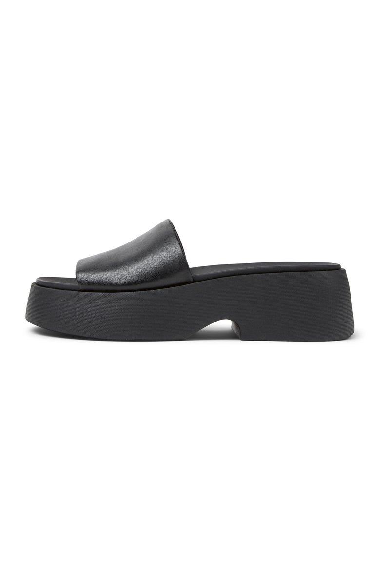 Sandales à plateforme noires avec un dessus en cuir lisse, un design large à enfiler et une semelle en caoutchouc épaisse avec un détail découpé.