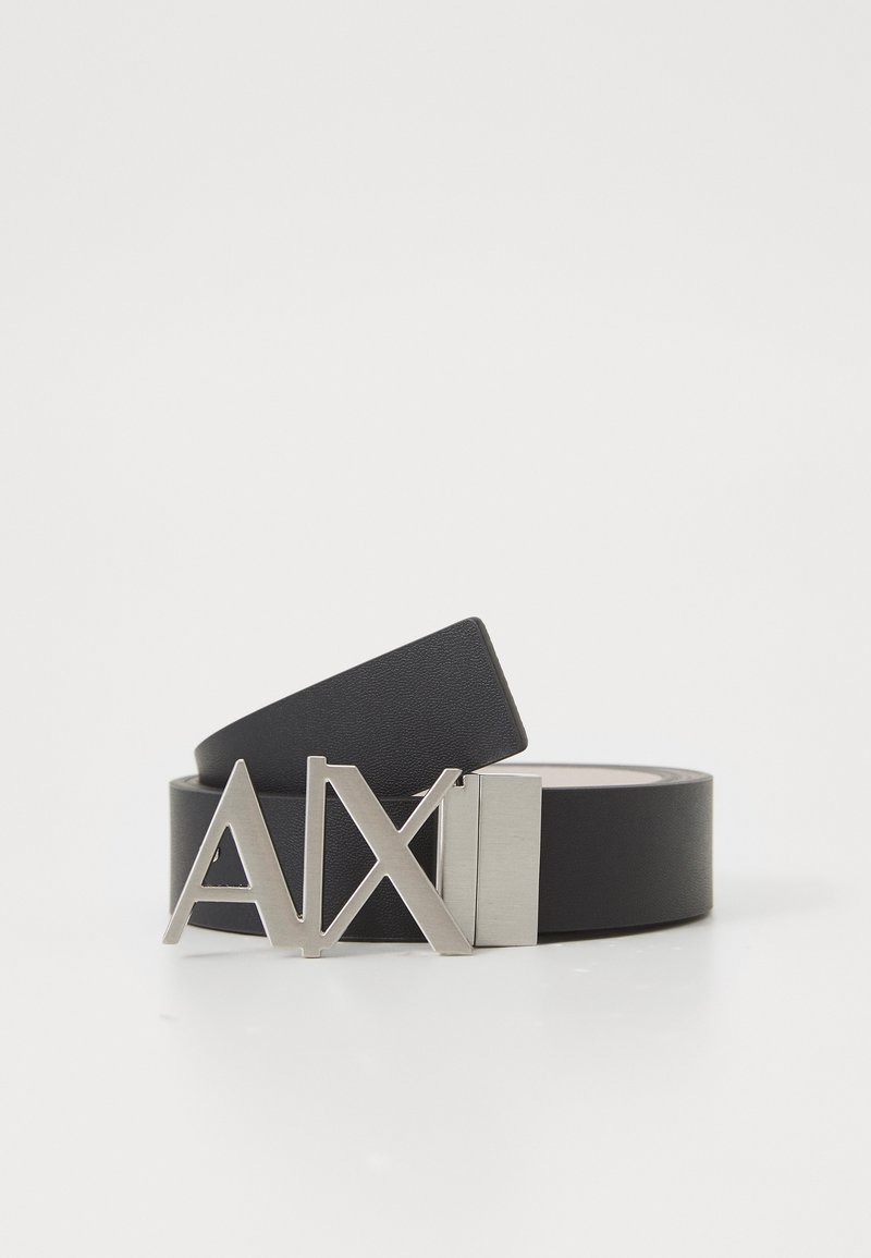 Sort læderbælte med flad design, der har en sølvfarvet metalspænde med bogstaverne "AX" tydeligt vist. Glat overflade hele vejen igennem.
