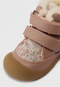 Παιδική ροζ δερμάτινη και υφασμάτινη μπότες με λουλουδάτο σχέδιο, διπλές βέλκρο λωρίδες, καουτσούκ σόλα και με ορατό μαλλί στην κορυφή.