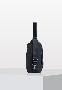 Borsa a tracolla nera in nylon con un unico strap regolabile, tasca con zip sul lato e hardware in metallo lucido. Superficie di texture liscia.