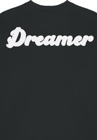 Černá mikina s velkým bílým výšivkovým textem "Dreamer" na zádech, kulatým výstřihem a standardním střihem. Hladký materiál.