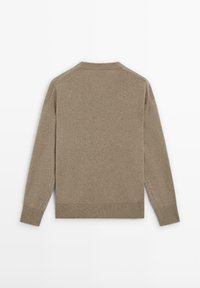 Beiger Strickpullover mit Rundhalsausschnitt, langen Ärmeln sowie gerippten Bündchen und Saum. Weiche Textur, einfarbig ohne Muster oder Akzente.