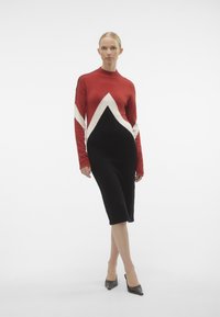 Vero Moda VMNANCY BLOCK O NECK DRESS - Fodralklänning - red ochre/birch/black