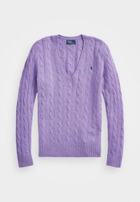 Pull en tricot à torsades lavande avec col en V, poignets et ourlet côtelés, arborant un petit logo vert sur le côté gauche de la poitrine.