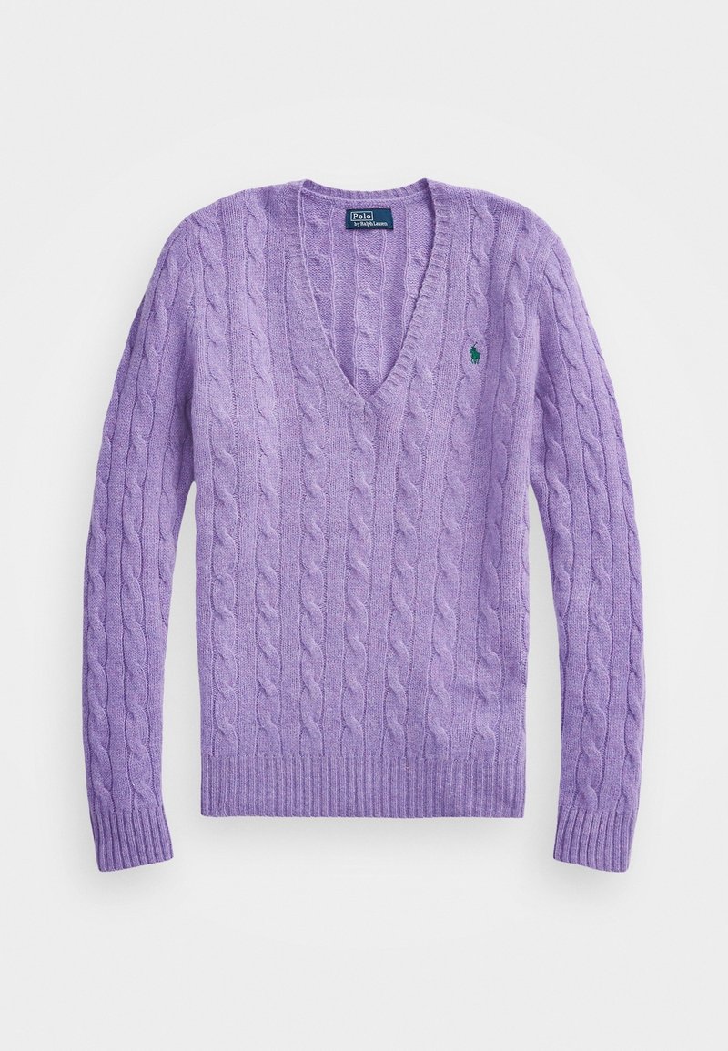 Pull en tricot à torsades lavande avec col en V, poignets et ourlet côtelés, arborant un petit logo vert sur le côté gauche de la poitrine.