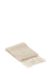 Écharpe en laine beige avec des bords frangés, présentant une texture douce et une petite étiquette fixée près du bord replié.
