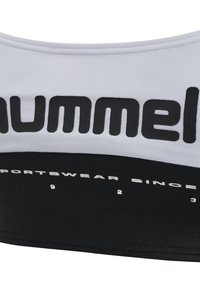 Vit sportbh med svart "Hummel"-logotyp och texten "sportswear since". Svart band i botten, slät tyg och minimalistisk design.
