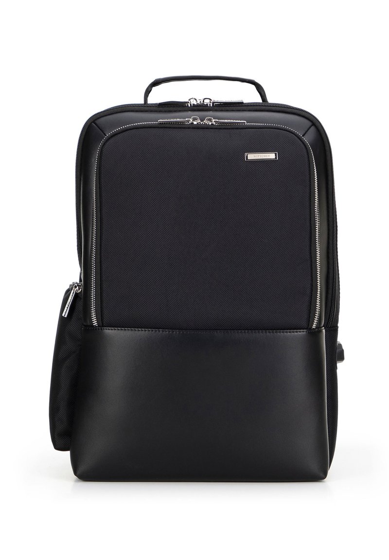 Sac à dos noir avec un tissu texturé sur le dessus et une section inférieure en cuir lisse. Doté de fermetures à double zip et d'une poignée sur le dessus pour un transport facile.