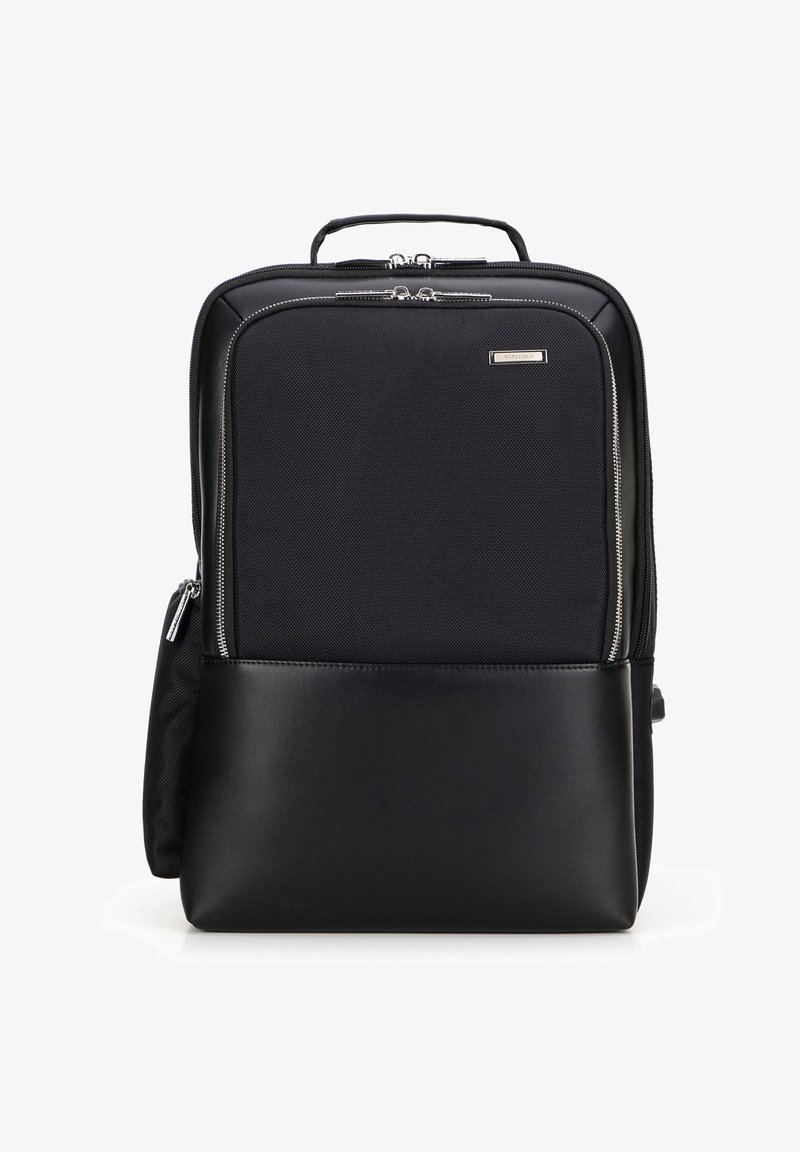 Černý batoh s texturovanou textilní horní částí a hladkým koženým spodním dílem. Disponuje dvojitým zipem a horním madlem pro snadné nošení.