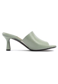 Mule aperti in pelle verde con un design elegante, caratterizzati da un tacco medio e una superficie liscia. Suola in gomma nera e dettagli minimali.
