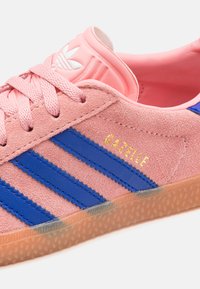 adidas Originals GAZELLE KIDS - Sapatilhas - semi pink spark/lucid blue